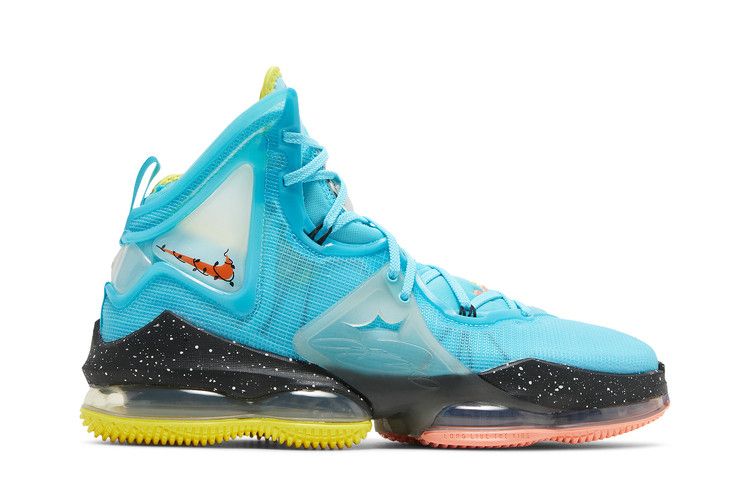 Nike LeBron 19 'Christmas'