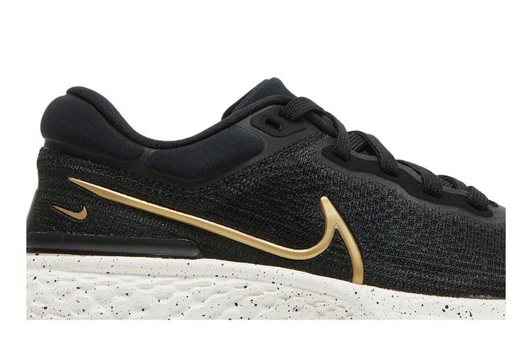 Nike Wmns ZoomX Invincible Run Flyknit 'Black Metallic Gold'