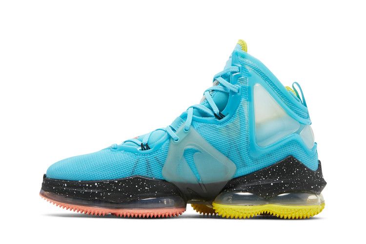 Nike LeBron 19 'Christmas'