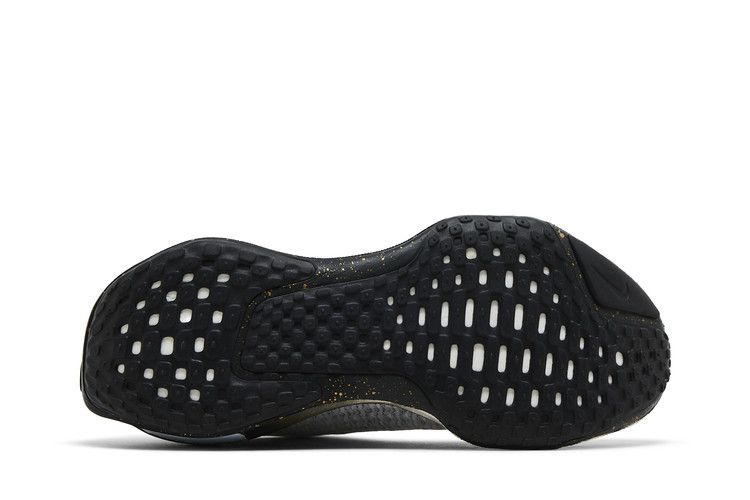 Nike ZoomX Invincible 3 'Light Smoke Grey Gold'