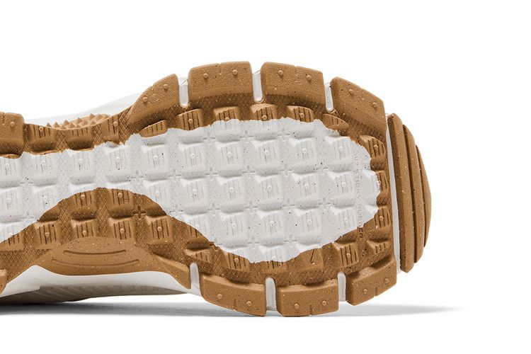 Nike Wmns Zoom Vomero 5 Roam Winterized 'Sail Light Stone Gum'
