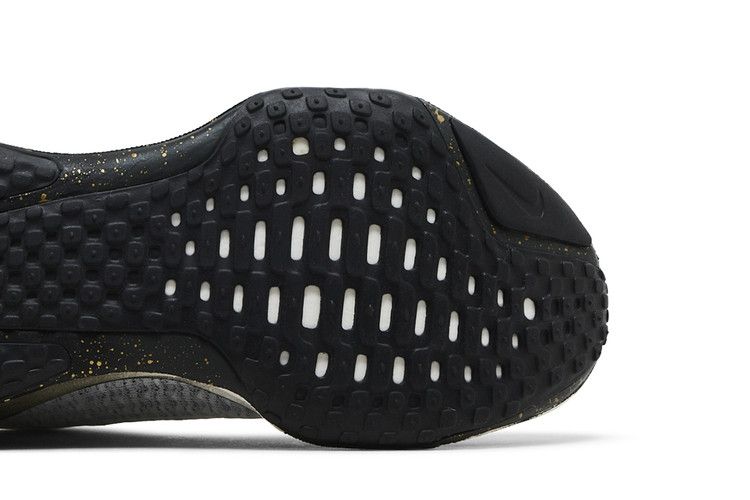 Nike ZoomX Invincible 3 'Light Smoke Grey Gold'